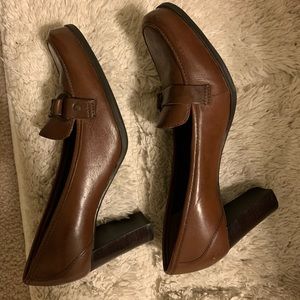 Caramel-brown heeled loafers